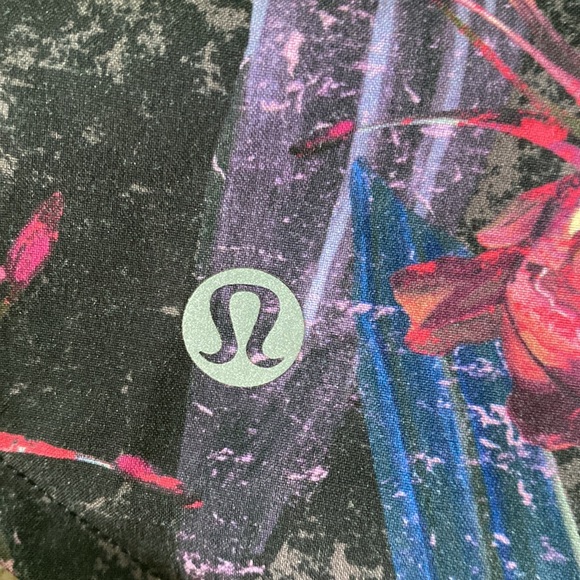 Speed up Lululemon shorts. Size 6. - Picture 5 of 6